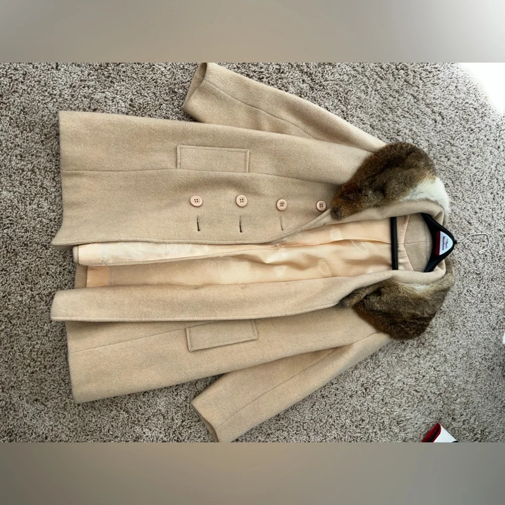 Gently used like new woman’s coat - Picture 2 of 6